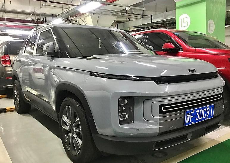 В России дилеры предлагают кроссоверы Geely Icon минимум за 2,3 млн рублей