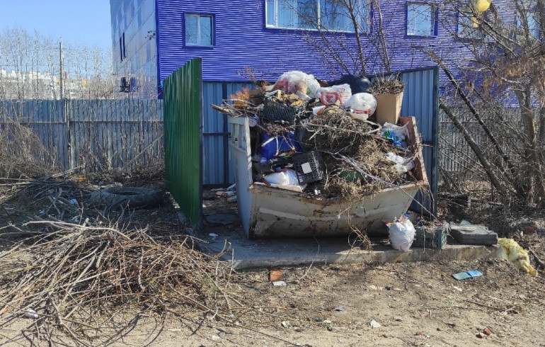 С приходом весны контейнерные площадки в Челябинской области завалили неправильным мусором