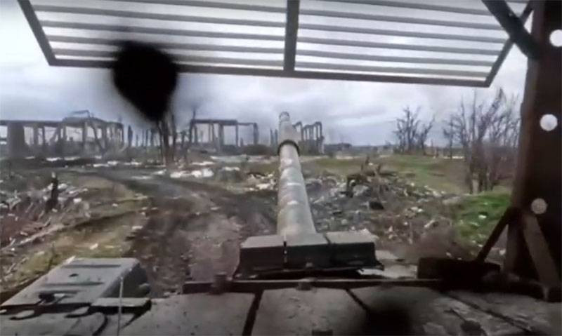 Появились кадры с прямым попаданием в российский танк Т-72Б3 в Марьинке