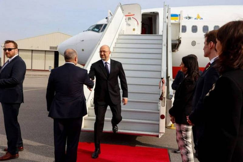 Премьер министр Украины прибыл в Канаду на самолёте с нанесёнными на борт изображениями истребителя и сложенных в просьбе ладоней