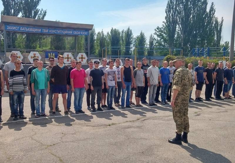 Французская пресса: украинцы стремятся избежать мобилизации и отправки на фронт