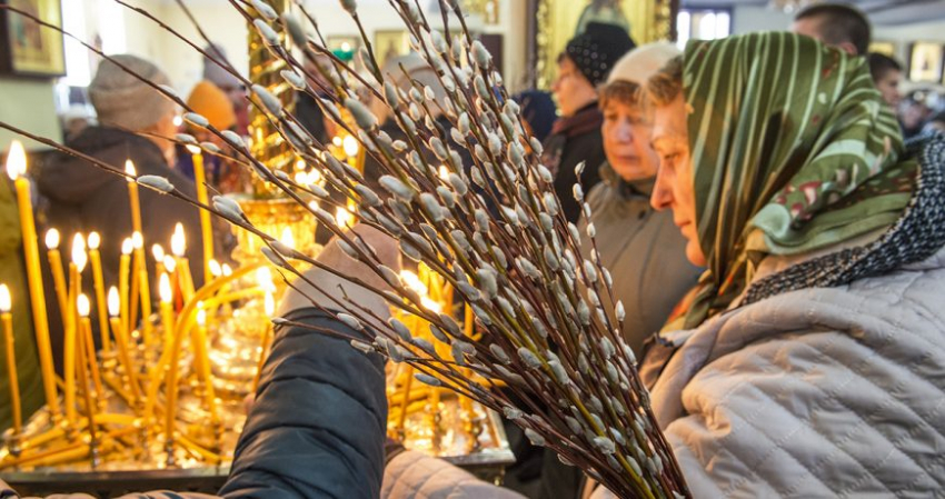 Верующие интересуются, можно ли убирать на кладбище в Вербное воскресенье, 9 апреля 2023 года