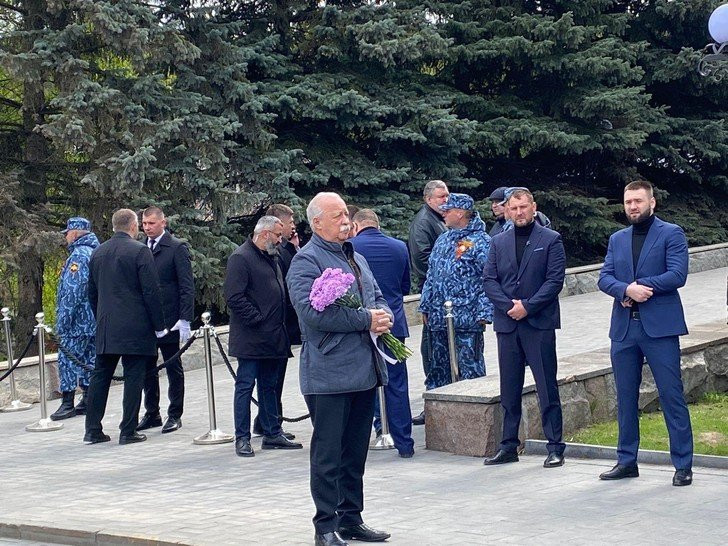 Якубович и Винокур пришли на прощание с Юдашкиным на Троекуровское кладбище
