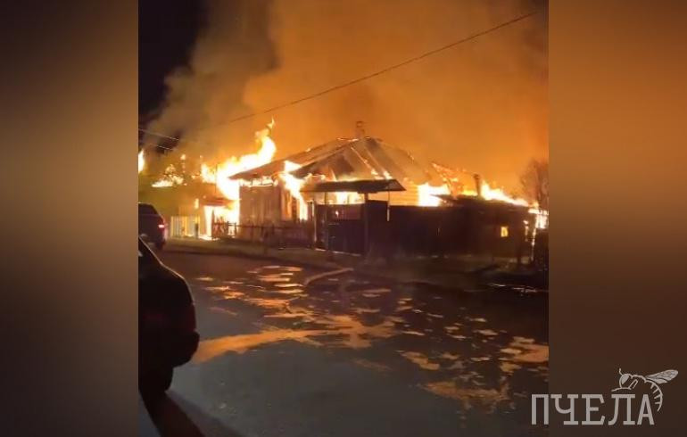 Во время мощного пожара со взрывом в Челябинской области погиб пенсионер