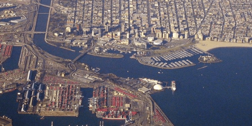 На спутниковых фото показано, как за 2 года количество не разгруженных судов в портах Южной Калифорнии выросло с 0 до 100