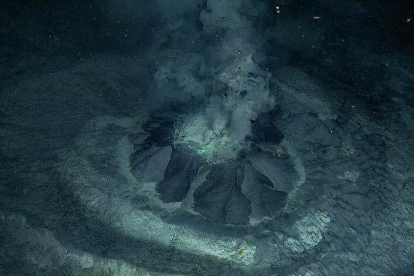 Ученые обнаружили гигантский подводный вулкан, извергающий метан из недр Земли