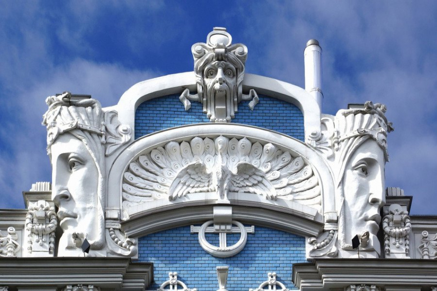 EaD: зрителей спектакля в Риге пустят в зал только нагишом