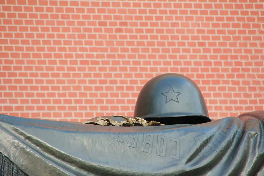 Почему Владимир Зеленский перенес дату Дня победы на Украине