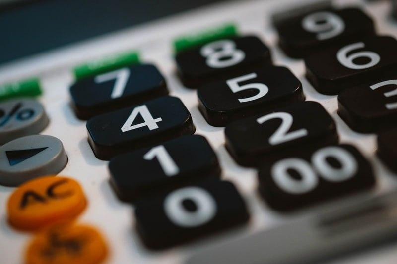 В 2023 году средняя зарплата курьеров в России увеличилась до 55 тысяч