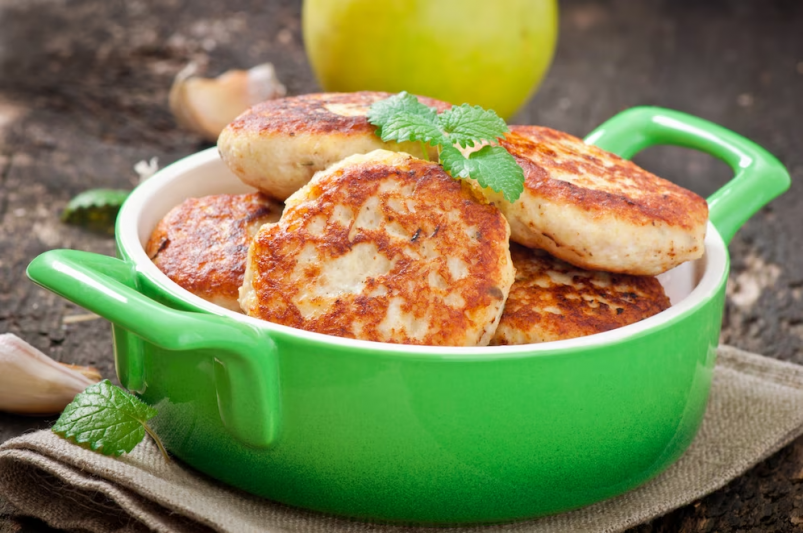 Один секретный ингредиент сделает котлеты максимально сочными и вкусными