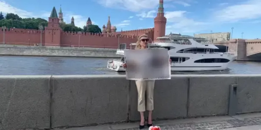 Вернувшаяся в Россию Овсянникова пошла на новый скандал – теперь напротив Кремля