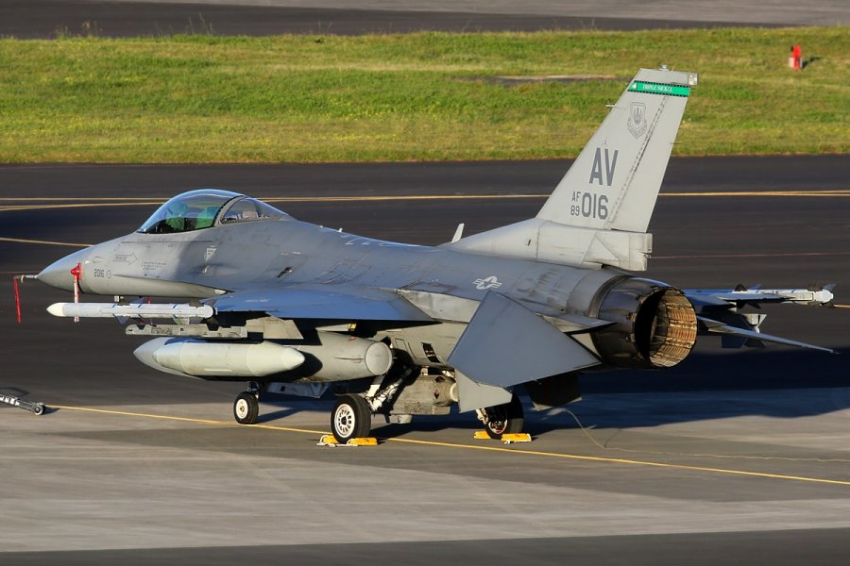 Украина начала подготовку автотрассы «Варшавка» к приему F-16