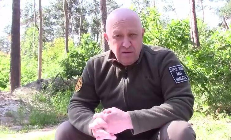 «МК»: Список пассажиров упавшего самолета Пригожина оказался «плавающим»