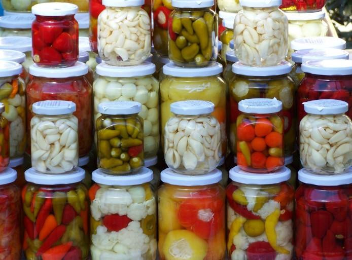 Диетолог Королева назвала заболевания, которые могут вызвать консервированные овощи