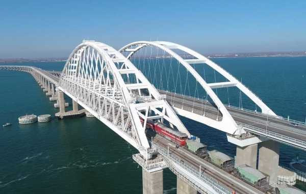 Движение автомобильного транспорта по Крымскому мосту восстановлено