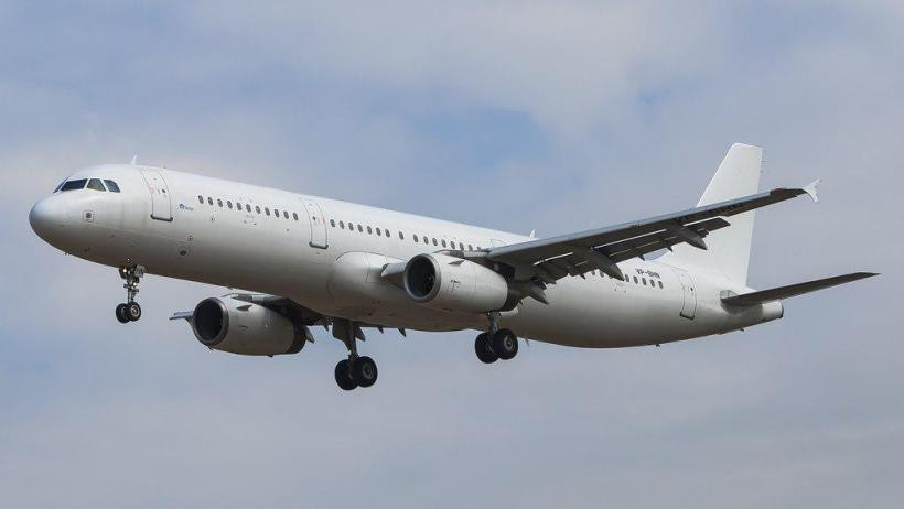 Самолет S7 на маршруте из Москвы в Томск совершил вынужденную посадку в аэропорту Новосибирска из-за проблем с двигателем