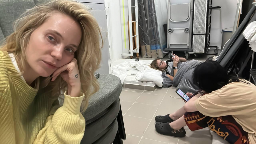 Находящаяся в Израиле певица Глюкоза показала кадры из бомбоубежища