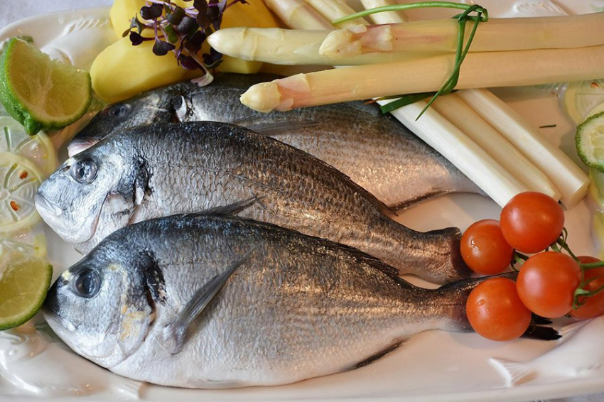 Nutrients: употребление большего количества рыбы помогает снизить риск сердечно-сосудистых заболеваний