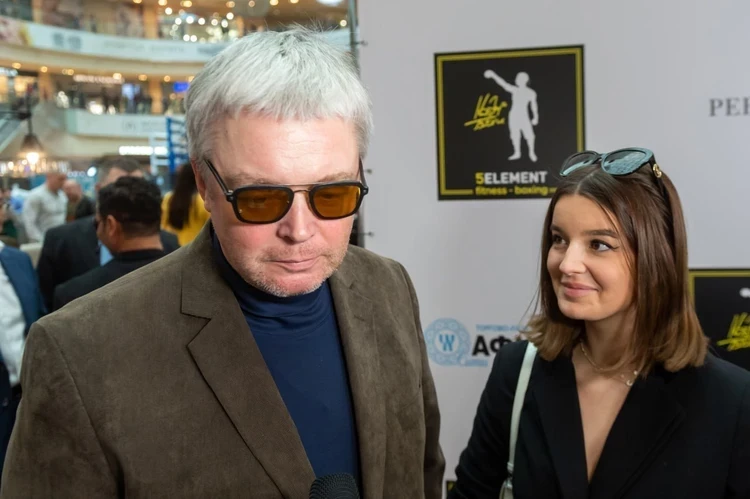 Такая же добрая и красивая как мама: как выглядит младшая дочь Екатерины Стриженовой Александра