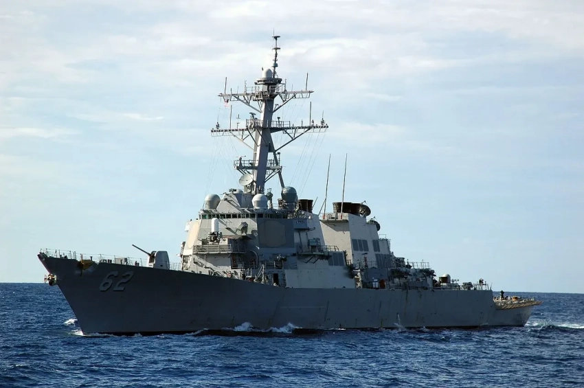 Вертолёт ВМС Ирана отогнал американский эсминец от территориальных вод исламской республики