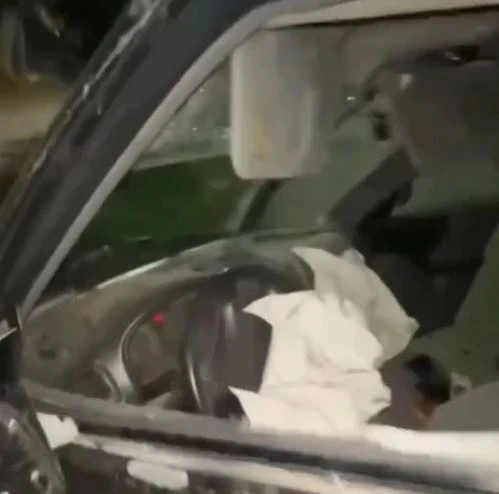 В Бишкеке автомобиль врезался в дерево. Пострадали два человека