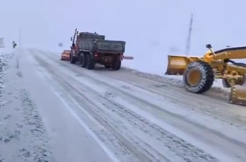 На перевалах Тоо-Ашуу и Ала-Бель снегопад, введены ограничения