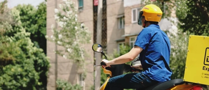 Без правил и без страха: кто остановит гонщиков на тротуарах Бишкека?