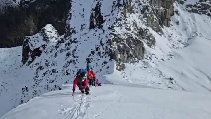 Лавина накрыла группу из 15 альпинистов в Непале, 7 человек погибли