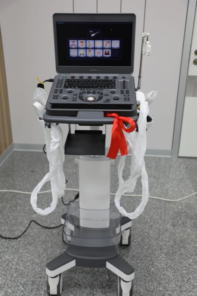 Камчыбек Ташиев передал НЦОМиД медицинское оборудование на 35,1 млн сомов