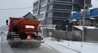 Мэрия Бишкека обеспечила круглосуточную очистку улиц после снегопада
