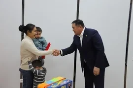 Камчыбек Ташиев вручил ключи от квартиры матери-одиночке