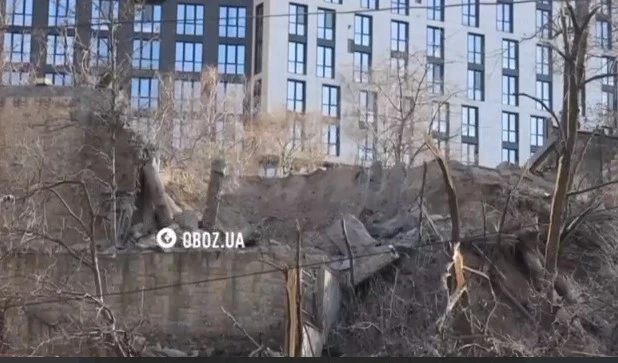 Азербайджан вызвал посла России из-за попадания ракеты в посольство в Киеве