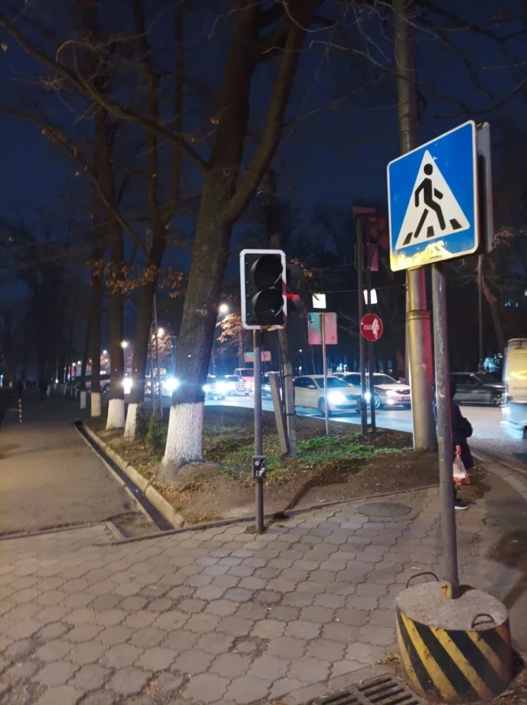 Жалобы горожан: на перекрестке ул. Боконбаева и пр. Молодой Гвардии не работают светофоры