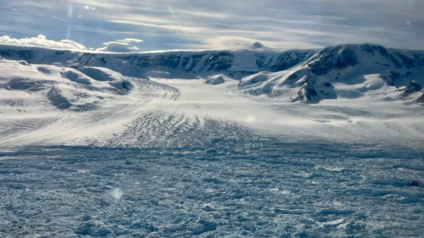 Ледник в Антарктиде сократился почти вполовину за два месяца, - исследование