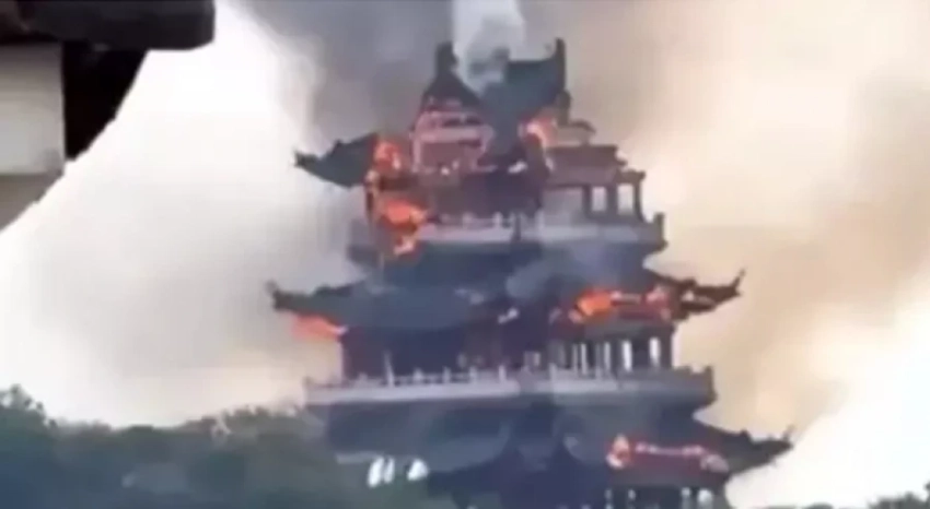 В Китае загорелся храм, которому 1500 лет