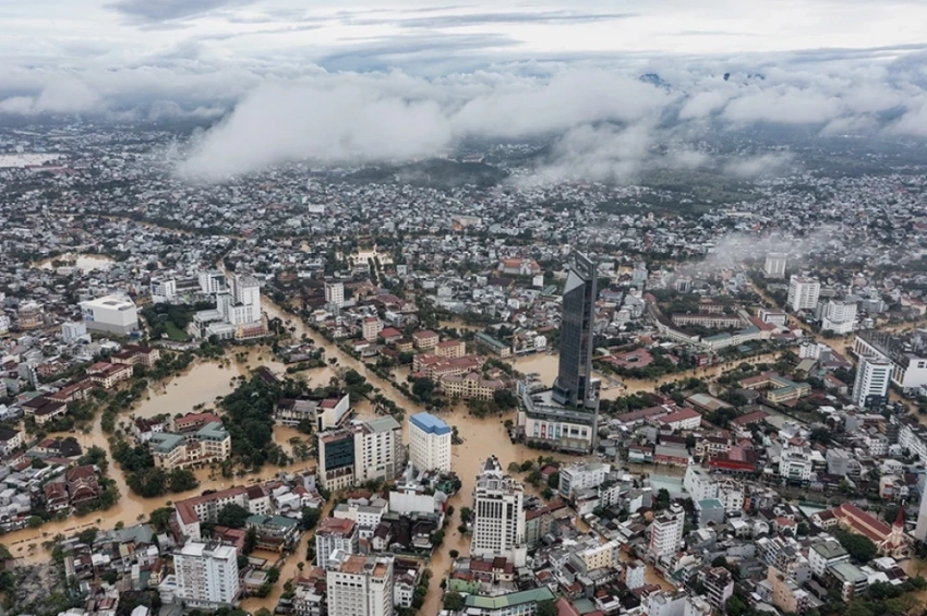Во Вьетнаме продолжают бороться с наводнениями и оползнями