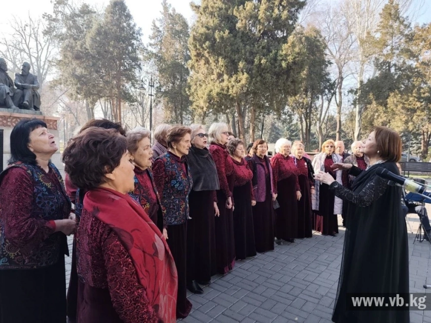 "Бурановские бабушки" отдыхают: бишкекские бабушки зажгли на сельхозярмарке