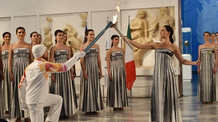 Олимпийский огонь Игр-2026 зажгли в Греции несмотря на непогоду