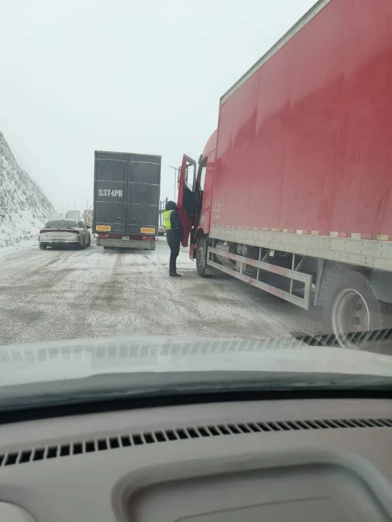 На перевале Долон ограничили движение грузовиков из-за снегопада