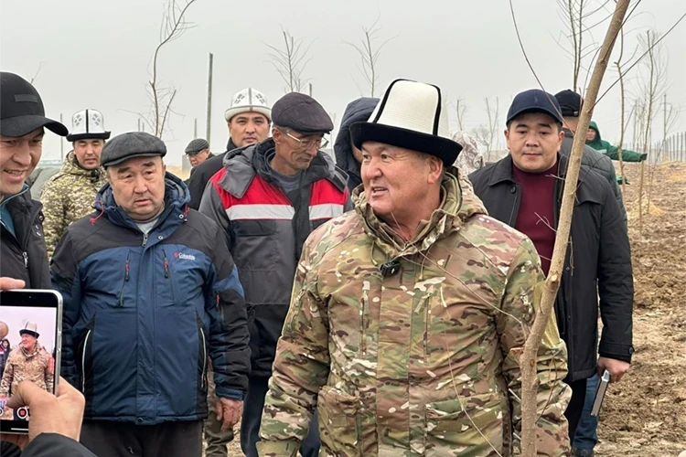 В жилмассив «Кен-Сай» подали чистую воду: мэр города Ош ее попробовал