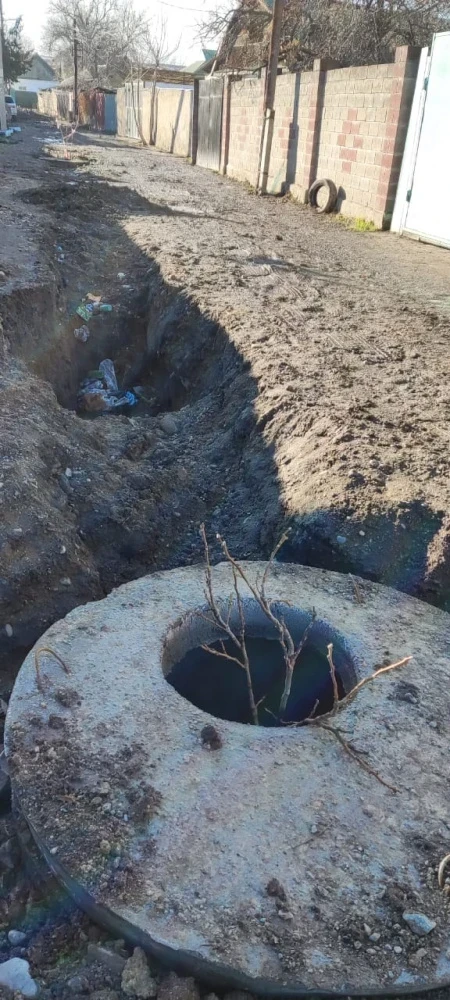 Грязь, ямы и проваливающиеся машины. Жители жалуются на прокладку канализации
