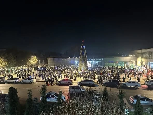 В Баткене зажгли новогоднюю елку