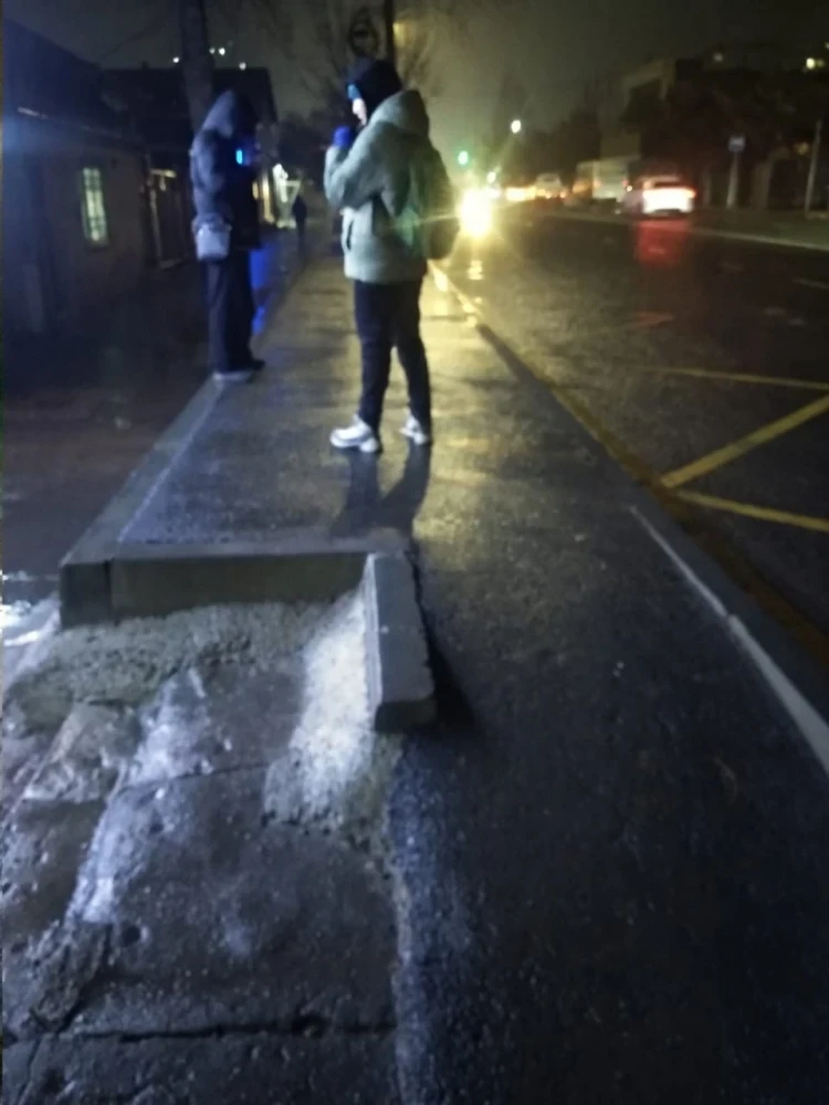 Горожане пожаловались на состояние остановок на улице Ахунбаева. В мэрии им ответили