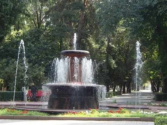 В Дубовом парке Бишкека снесли исторический фонтан 1956 года