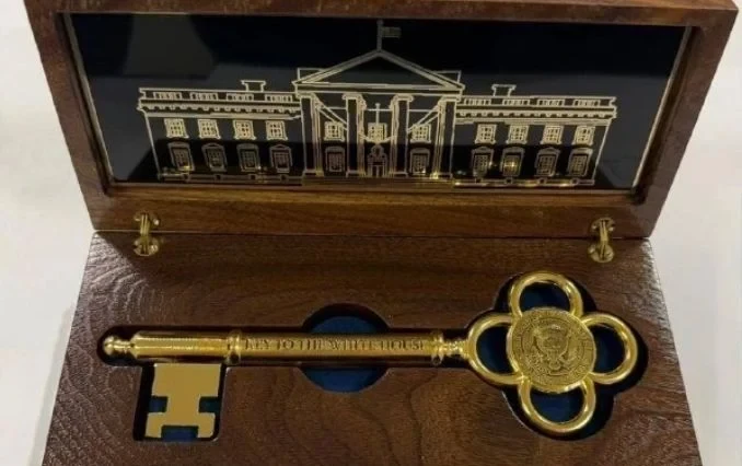 Трамп подарил Токаеву символический ключ от Белого дома и бейсболку с автографом