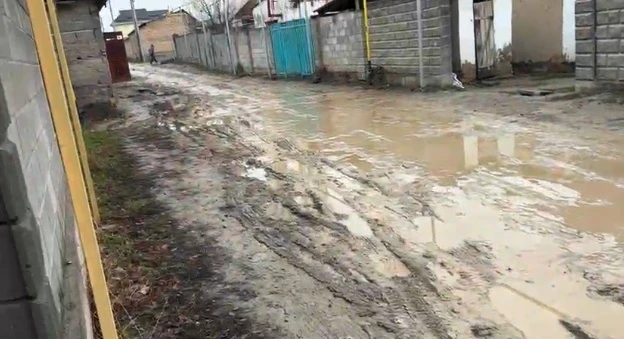 "Асфальта нет, везде грязь". Жители "Ак-Тилека-2" рассказали о проблемах с дорогами