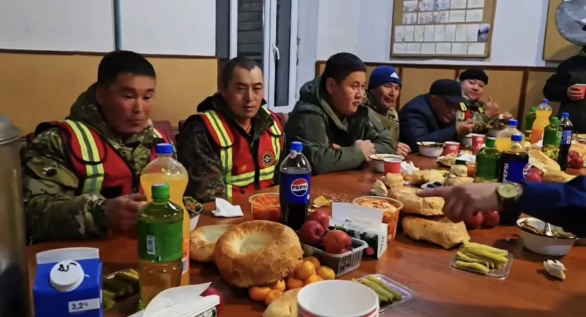 Садыр Жапаров оказал поддержку сотрудникам, ведущих очистку озера Иссык-Куль
