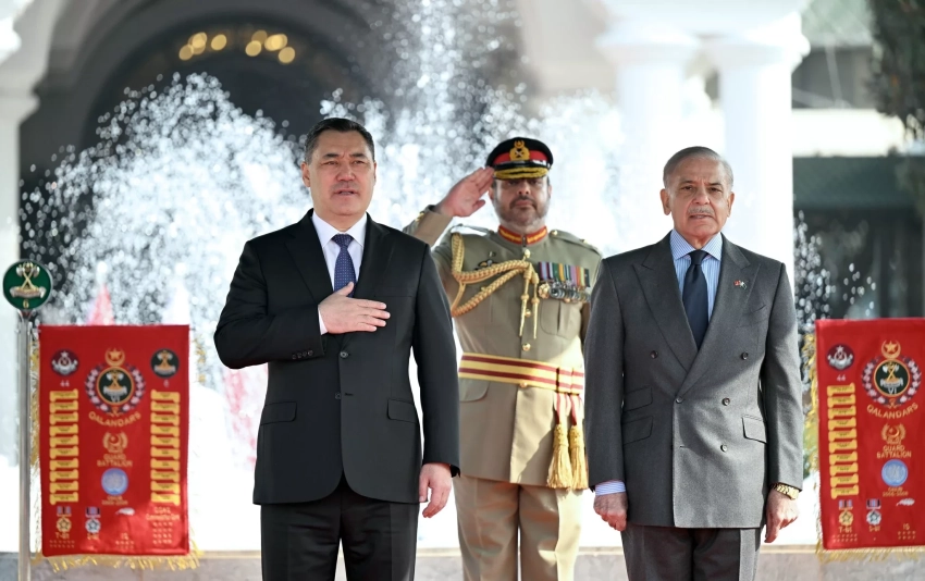 В Исламабаде состоялась официальная церемония встречи Садыра Жапарова с премьер-министром Пакистана