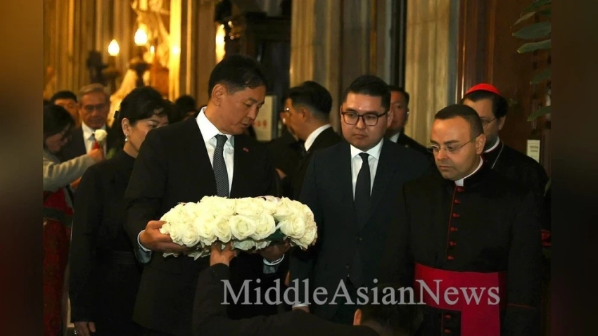 Президент Монголии отдал дань памяти покойному папе Франциску. Фото