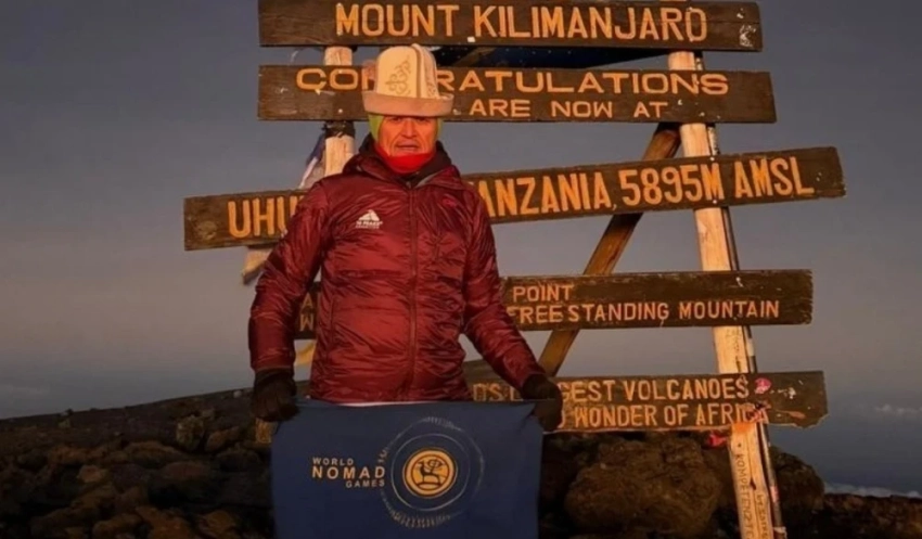 Флаг VI Всемирных игр кочевников поднят на Килиманджаро